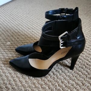 Nine West Sz 8 stylish black heel, zipper & buckle closure
